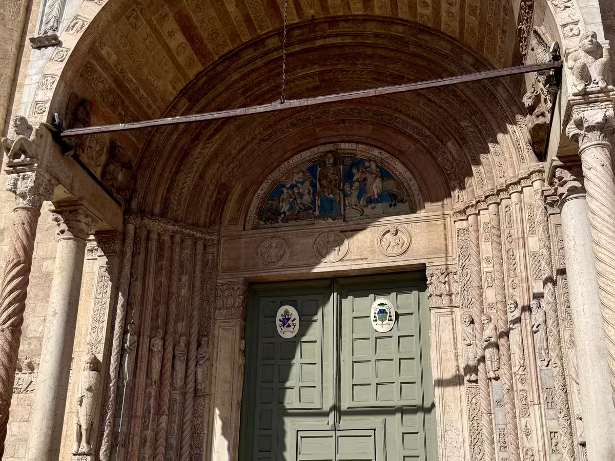 维罗纳大教堂 (Duomo di Verona) 的门廊。