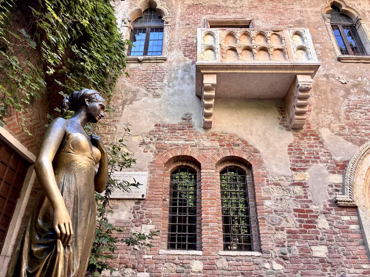 在维罗纳 (Verona) 朱丽叶故居 (Casa di Giulietta / Juliet's House) 中的朱丽叶雕像和阳台。