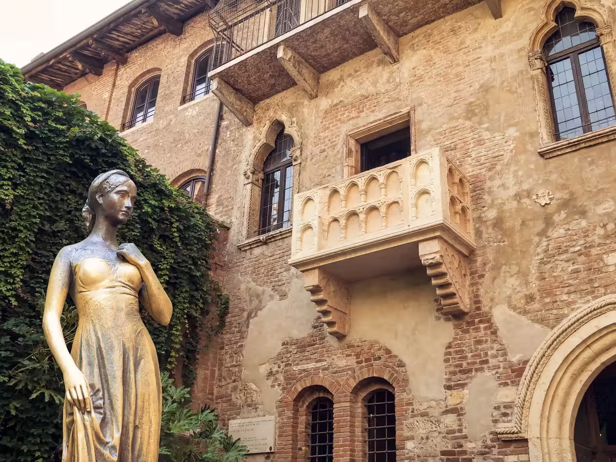 维罗纳 (Verona) 的朱丽叶之家 (Casa di Giulietta / Juliet's House) 中的朱丽叶雕像和阳台。