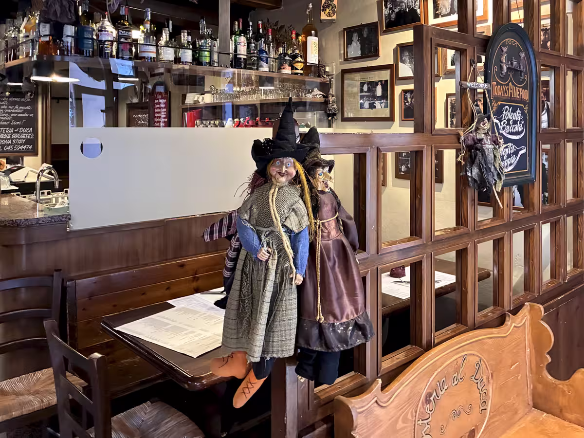 维罗纳的公爵酒馆 (Osteria al Duca) 中的贝法娜女巫 (La Befana)。