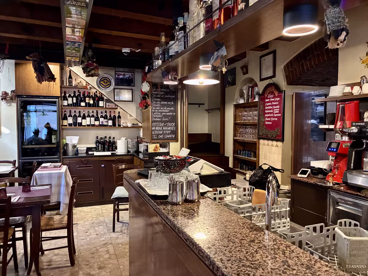 维罗纳的公爵酒馆 (Osteria al Duca) 的吧台。