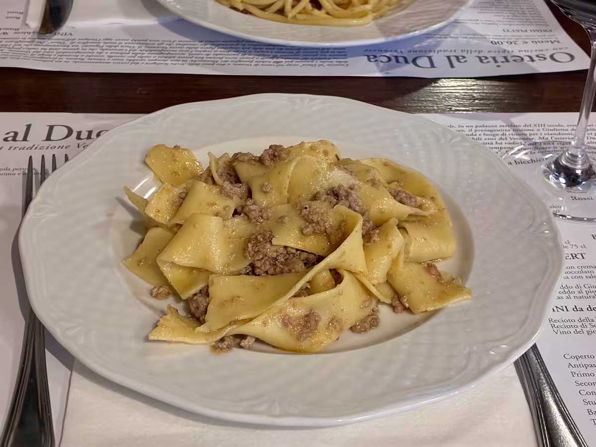 维罗纳公爵酒馆 (Osteria al Duca) 中的鸭肉酱新鲜宽带面 (Pappardelle al ragù d’anitra)。