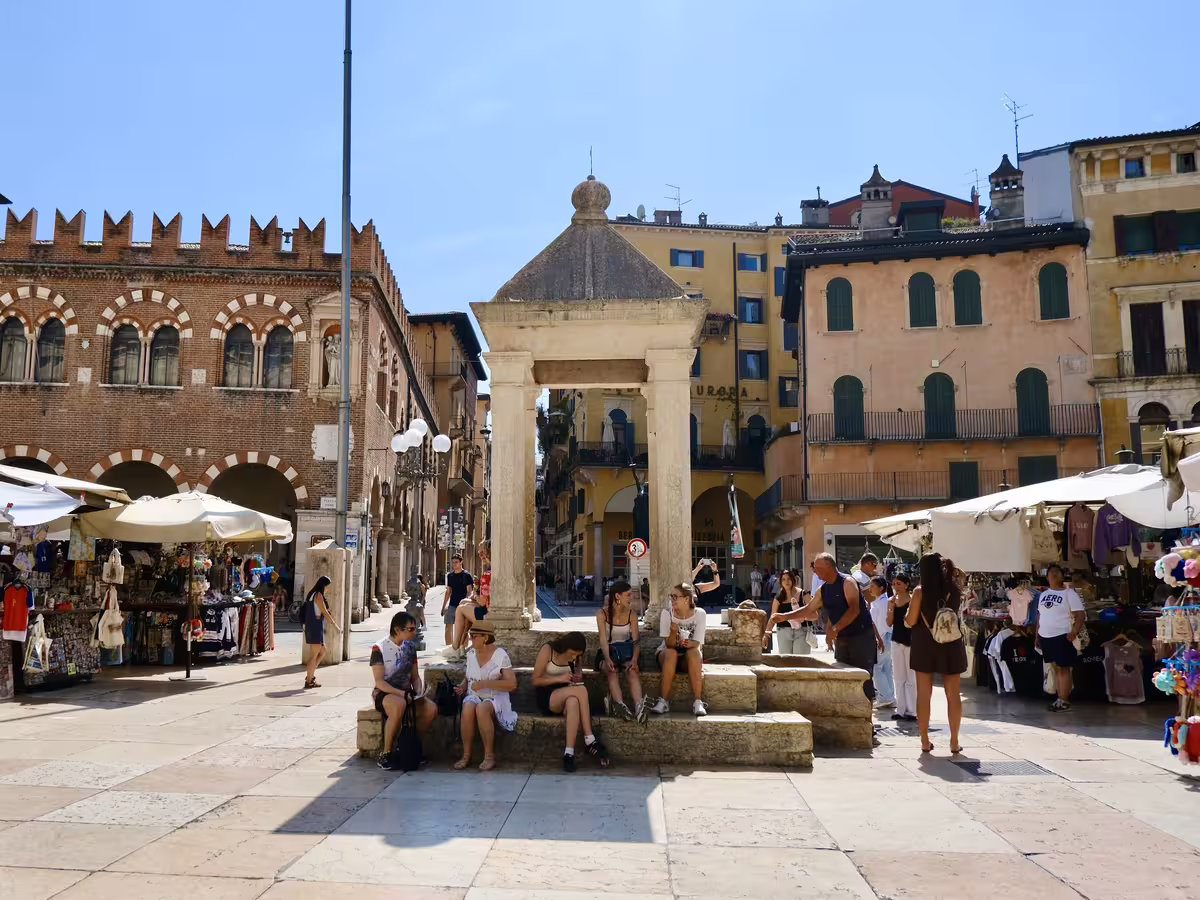 维罗纳 (Verona) 香草广场 (Piazza Erbe) 上的凉亭中藏着古代维罗纳的度量衡标准。