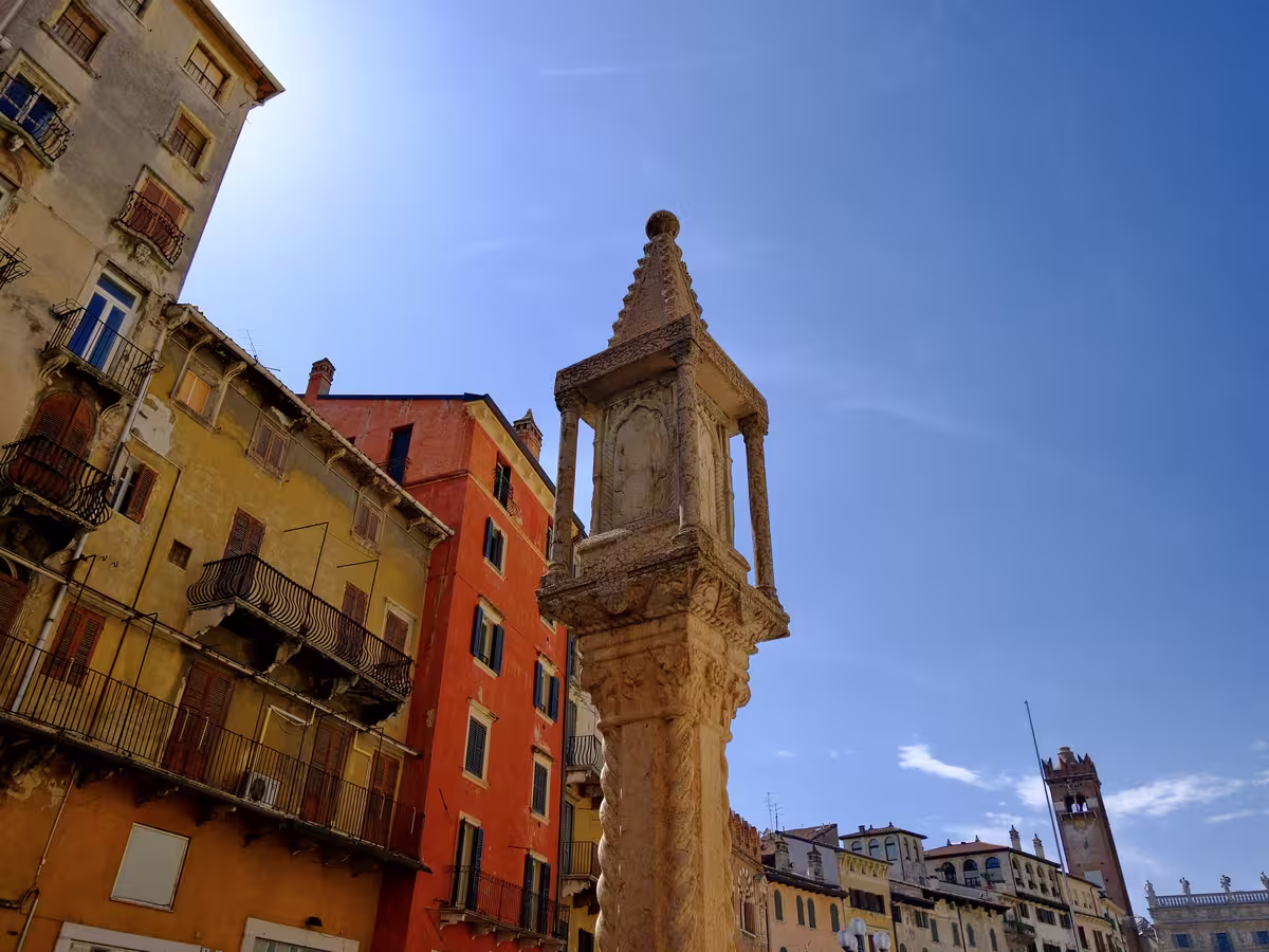 维罗纳香草广场的市场之柱 (Colonna del Mercato)。