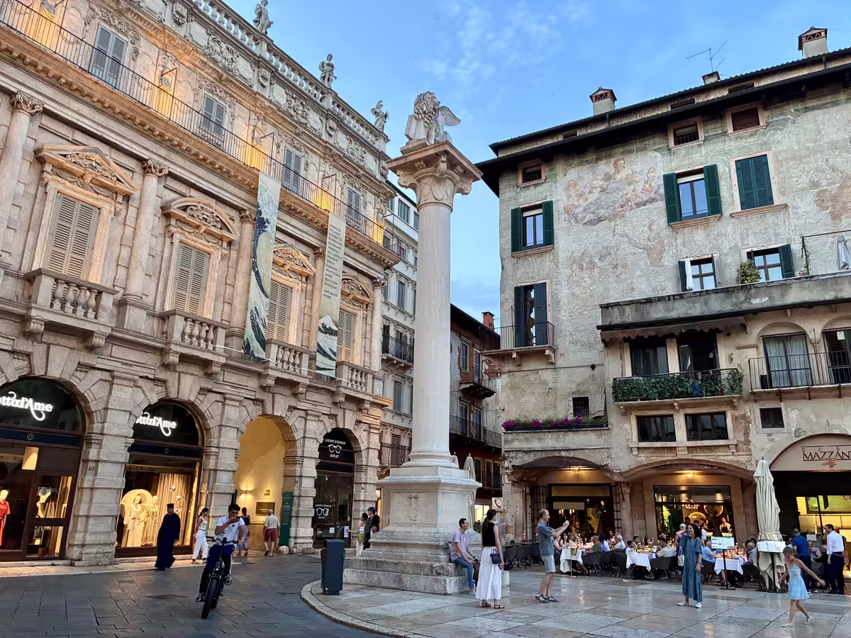 维罗纳香草广场上的圣马可之柱 (Colonna di San Marco)。