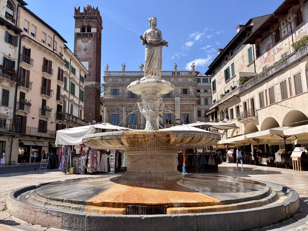 维罗纳香草广场上的维罗纳圣母喷泉 (Fontana di Madonna Verona)。