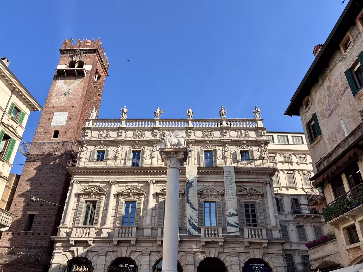 维罗纳香草广场上的马费宫 (Palazzo Maffei)。