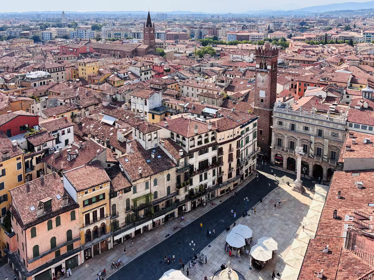香草广场 (Piazza Erbe) 是维罗纳 (Verona) 的心脏。