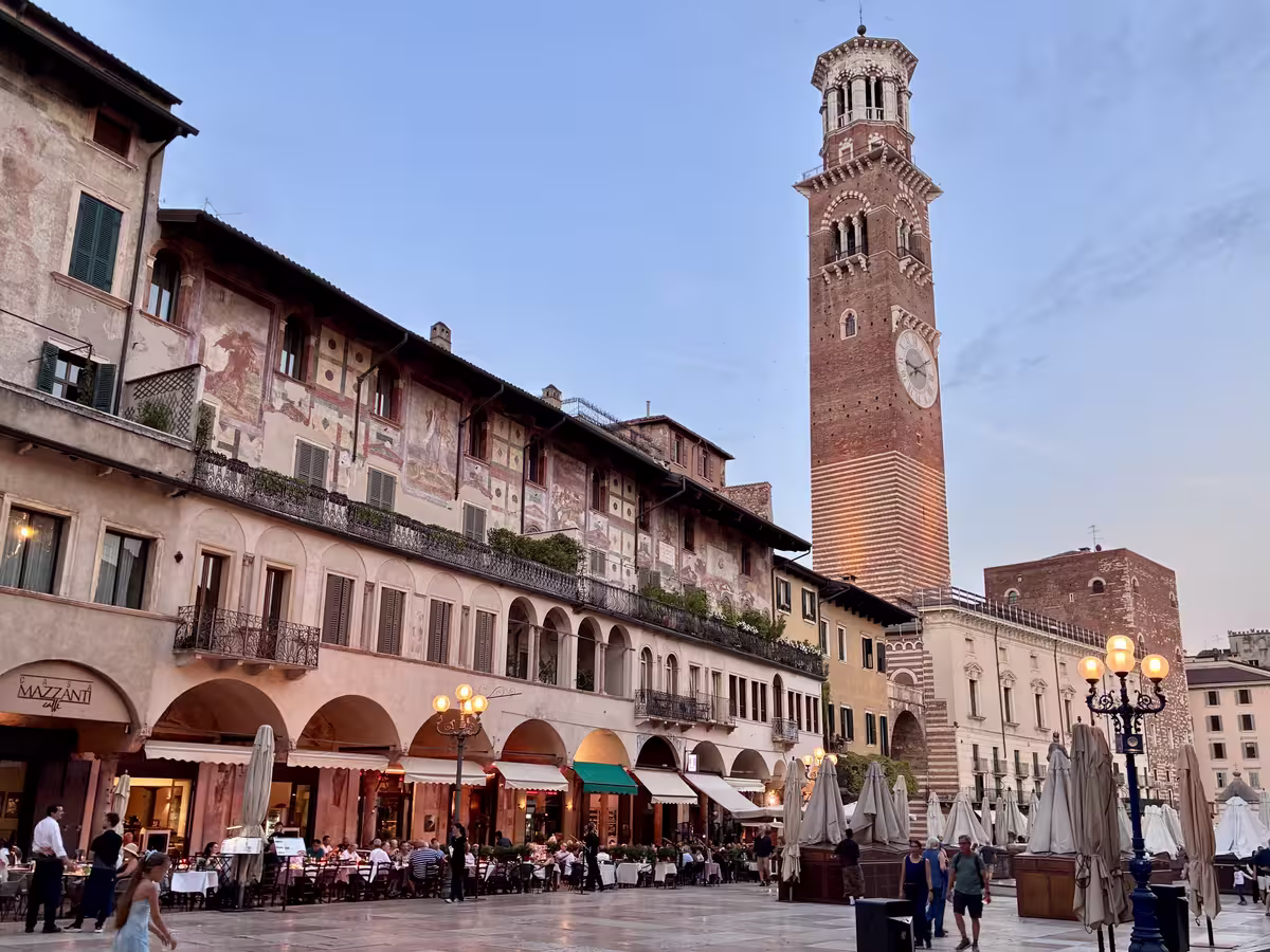 紧邻维罗纳香草广场的朗贝尔蒂塔 (Torre dei Lamberti)。