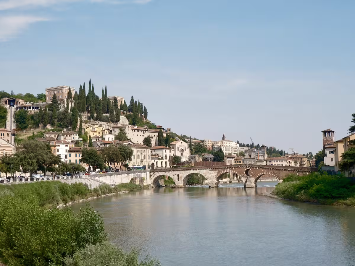 从圣彼得城堡 (Castel San Pietro) 观景台俯瞰彼得拉桥 (Ponte Pietra)。