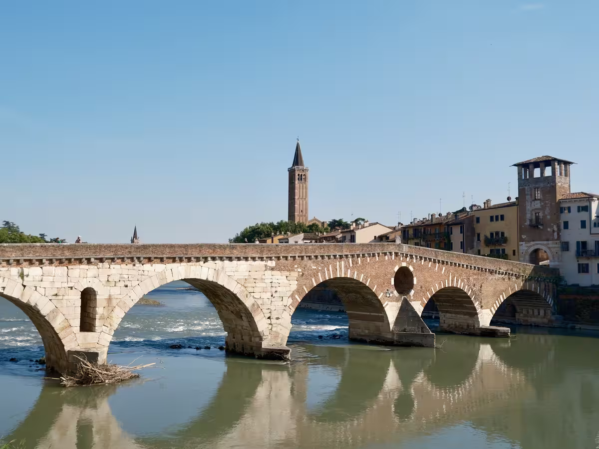 维罗纳阿迪杰河 (Adige) 上的石桥彼得拉桥 (Ponte Pietra)。