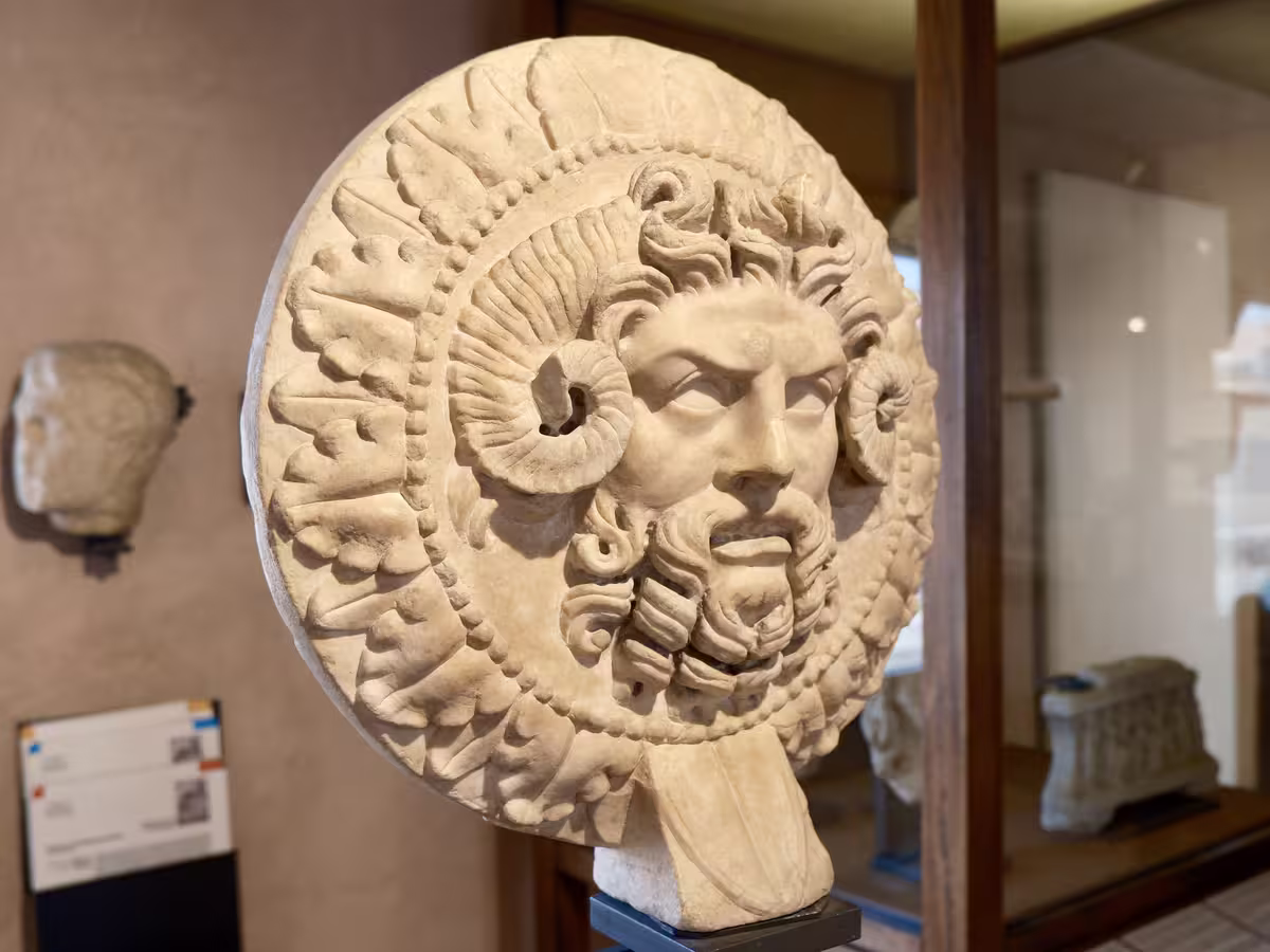 维罗纳马费阿诺石刻博物馆 (Museo Lapidario Maffeiano) 中的朱庇特·阿蒙神 (Jupiter Ammon) 头像。