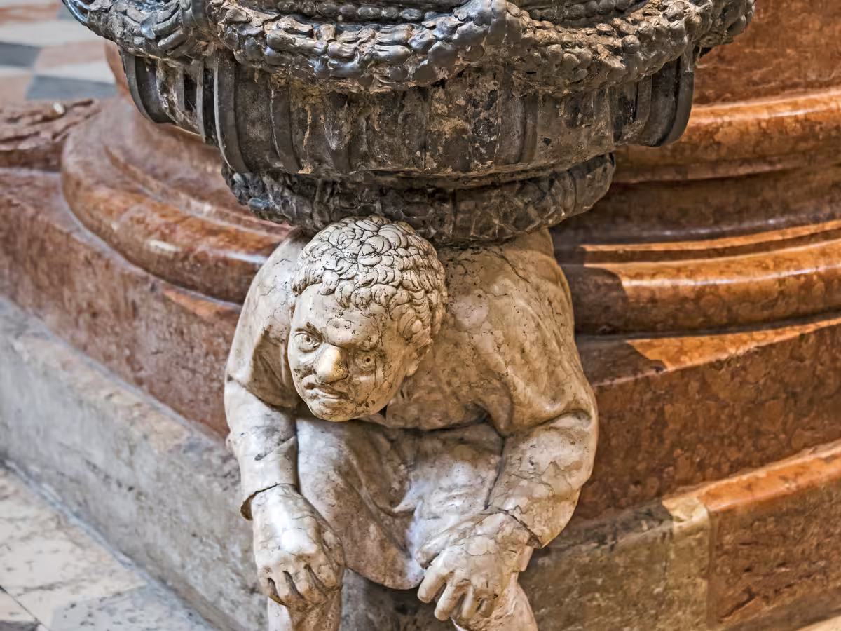 <strong>圣安娜斯塔西亚大教堂</strong> (Basilica di Santa Anastasia) 的驼背人圣水池像之一出自<strong>保罗·委罗内塞</strong> (Paolo Veronese) 的父亲<strong>老加布里埃尔·卡利亚里</strong> (Gabriele Caliari) 之手。