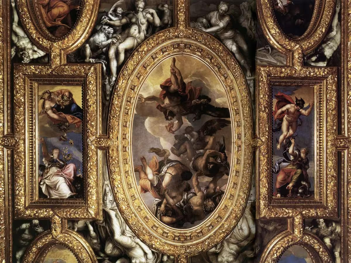 威尼斯总督宫 (Palazzo Ducale) 中的保罗·委罗内塞 (Paolo Veronese) 的《天后朱诺向威尼斯洒下礼物》天顶画(左)。
