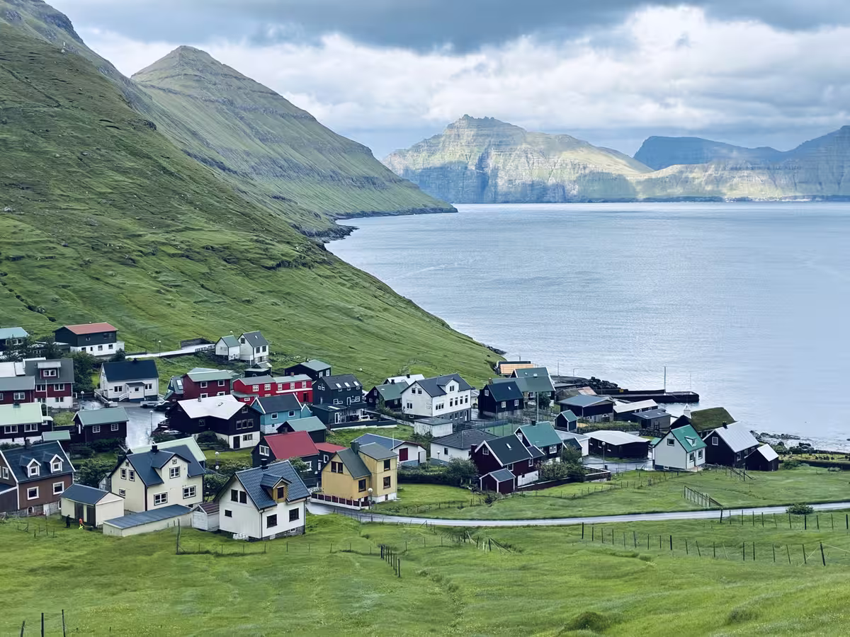在丹麦的法罗群岛 (The Faroe Islands)，被深邃峡湾环抱的古老村庄 Funningur 相传是维京人最早的落脚地。它的名字意为“发现”。